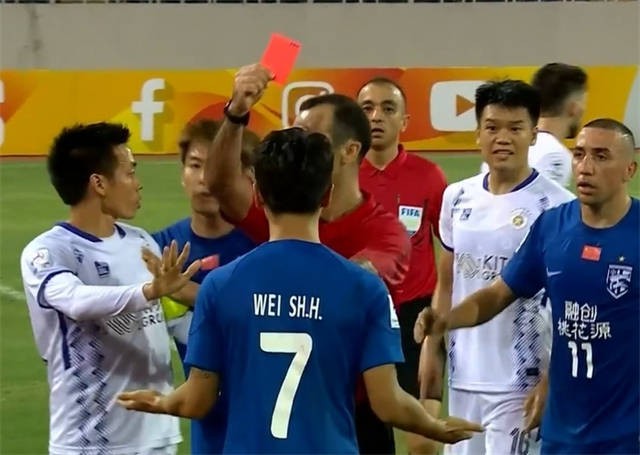 Báo Trung Quốc 'xấu hổ' vì cầu thủ chơi xấu nhận thẻ đỏ trận thua Hà Nội FC