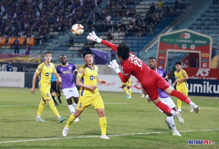 Thủ môn trẻ nhất lịch sử V-League nói gì sau lần đầu tiên?