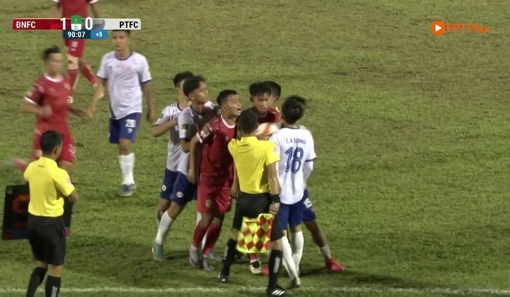 LĐBĐ Việt Nam ra án phạt ở trận đấu có vụ cầu thủ đánh nhau