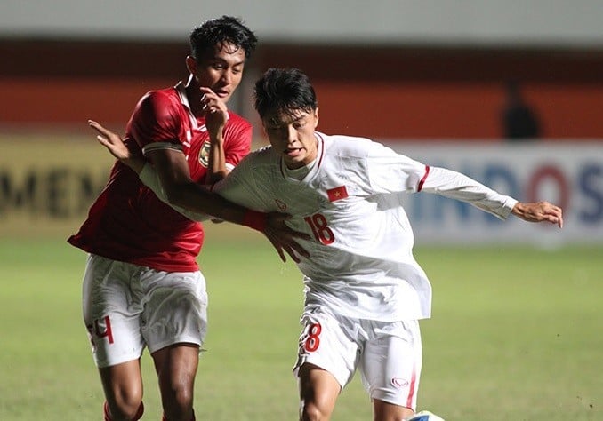 Cầu thủ Indonesia bị đuổi vì đến muộn