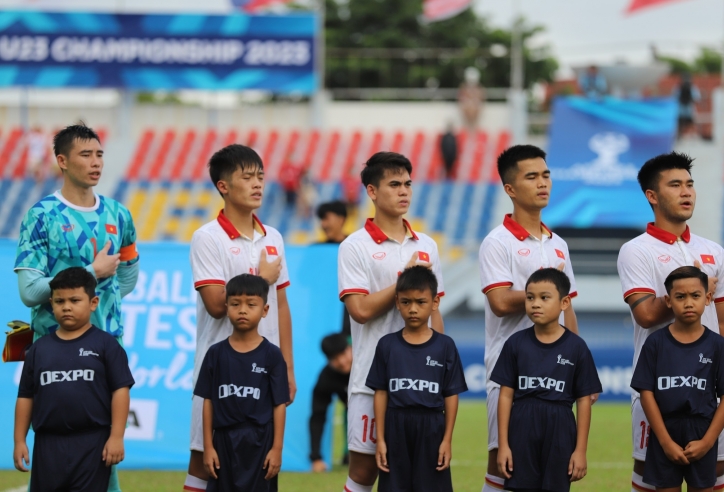 Hàng loạt cầu thủ Việt Nam bị treo giò