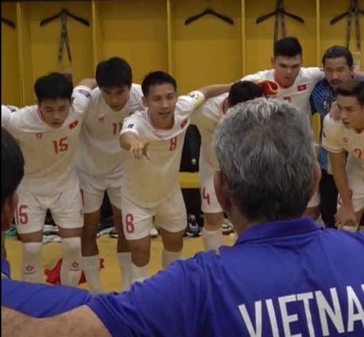 VIDEO: Đội trưởng ĐT Việt Nam thổi bùng lửa chiến đấu trong phòng thay đồ