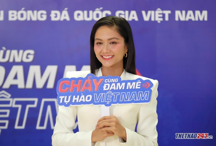 Hoa hậu H'Hen Niê 'tiếp lửa' cầu thủ Việt Nam