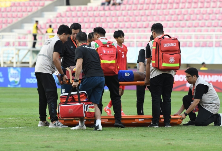 Cầu thủ Thái Lan đi cấp cứu sau khi đánh bại Việt Nam