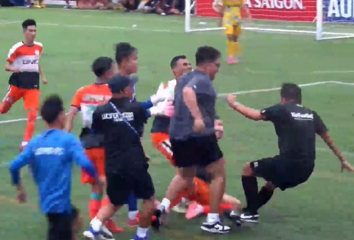 Lao vào đánh trọng tài, đội bóng Việt Nam bị phạt cực nặng