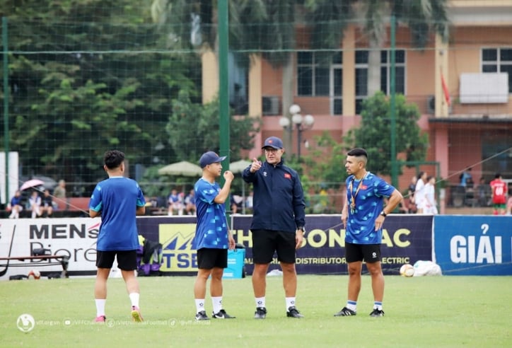 Tân HLV U16 Việt Nam nói gì trước khi loại 5 cầu thủ?