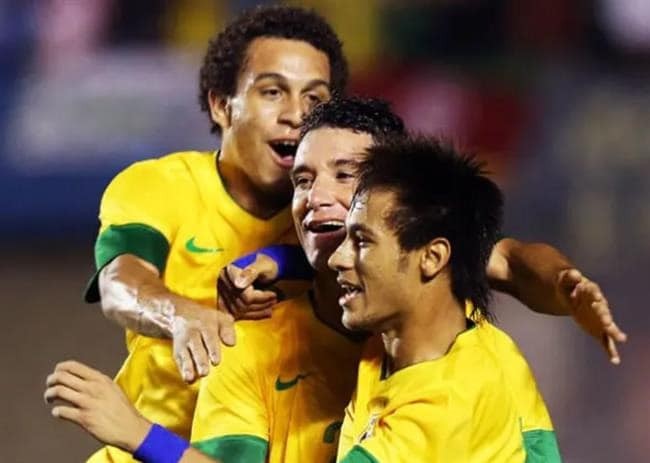 Đồng đội cũ của Neymar cập bến đội Việt Nam