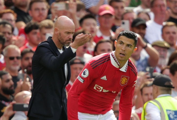 'Ten Hag phải quỳ xuống và xin lỗi Ronaldo'