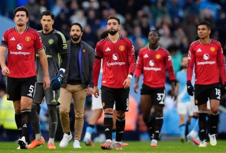 Mục tiêu tiền vệ chuyển hướng, MU mừng hụt