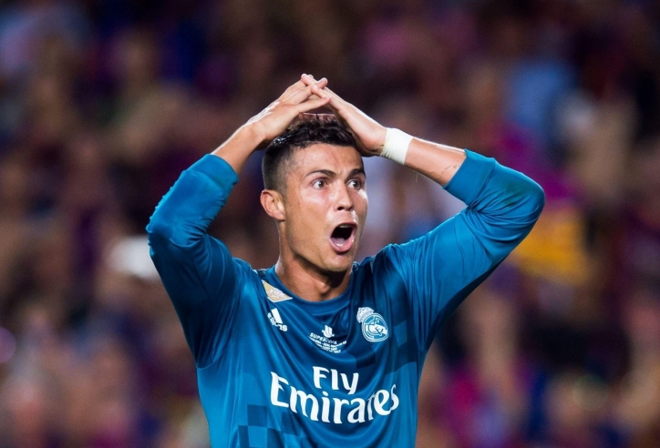 Phạt thẻ đỏ Ronaldo, trọng tài không được cầm còi gần hai năm