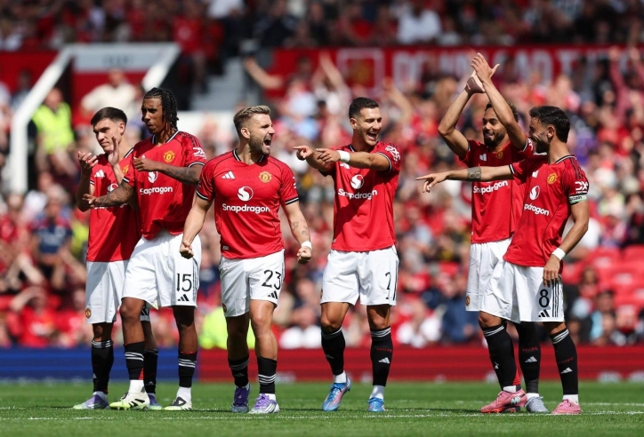 Bảy lần thay tướng, MU chỉ còn lại 2 cầu thủ