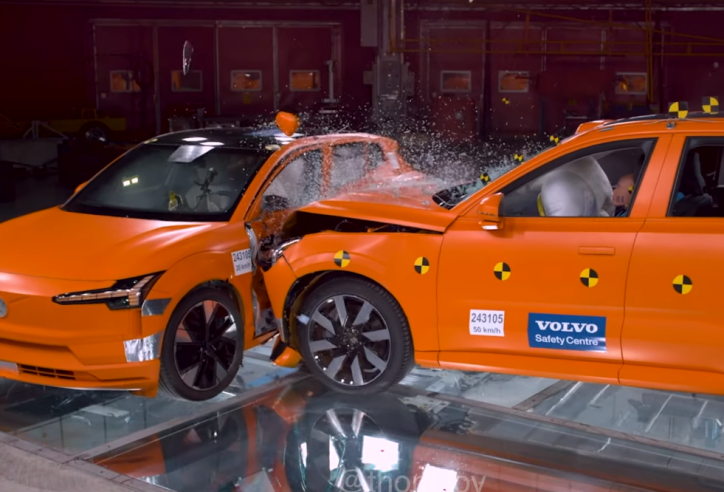 Volvo 'chơi liều' test va chạm xe kiểu mới, có người ngồi trong xe thử nghiệm