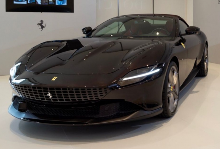 Mục sở thị Ferrari Roma Spider vừa ra mắt 'dân chơi xe' Việt