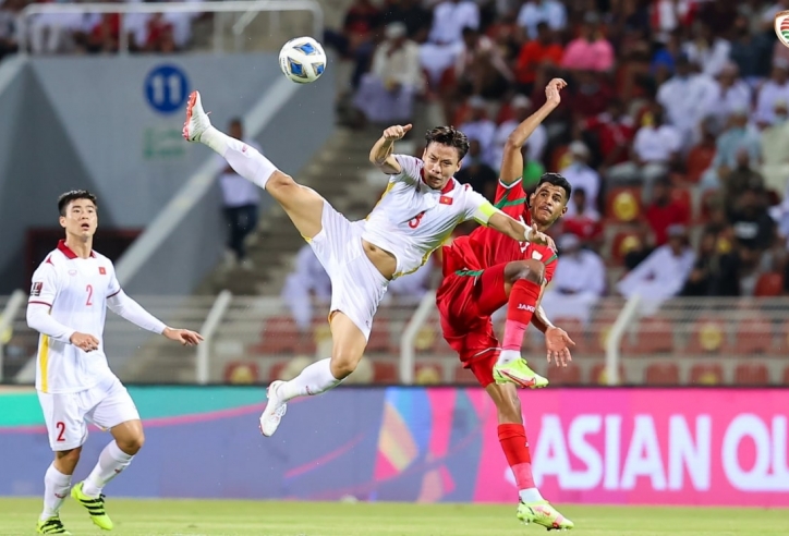 Cầu thủ Oman 'múa quạt' ngay khi đặt chân tới Việt Nam