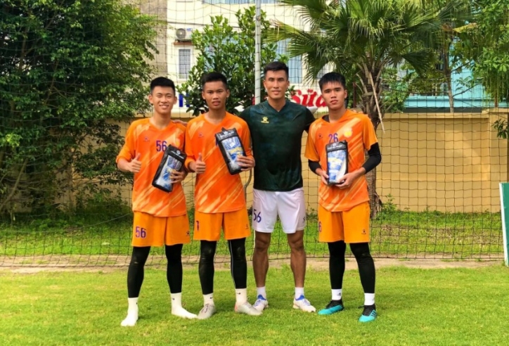Thủ môn Đinh Xuân Việt có hành động ý nghĩa với các cầu thủ trẻ Nam Định