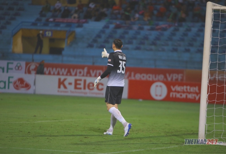 VIDEO: Cản phá penalty xuất thần, Văn Lâm nhận mưa lời khen từ đồng đội