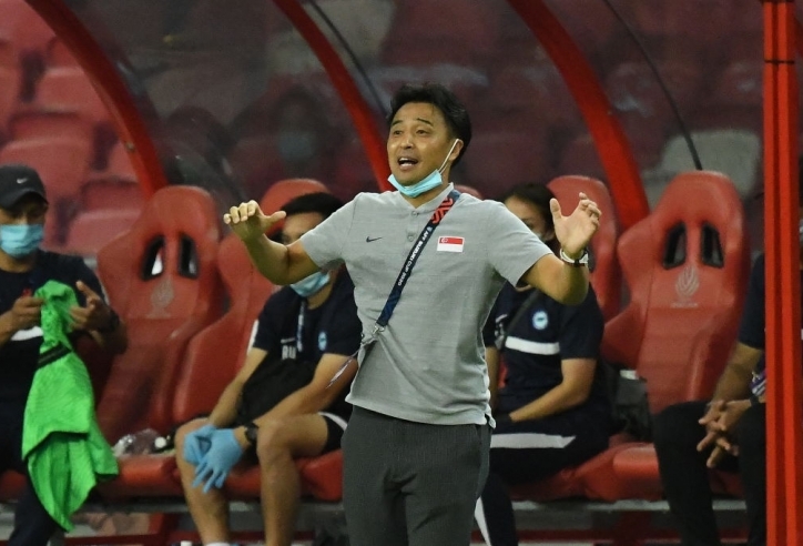 HLV Singapore xin lỗi vì khóc khi thua 'đội hình 2' của Thái Lan