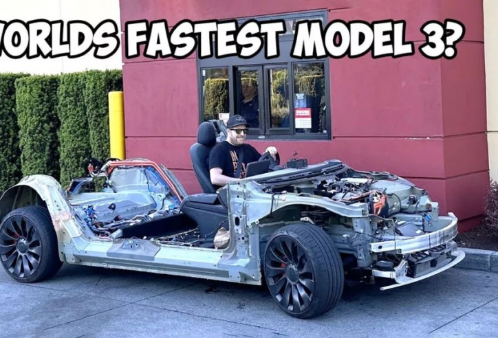 Độc lạ chiếc Tesla Model 3 phiên bản 'trần trụi' với khả năng tăng tốc khó tin