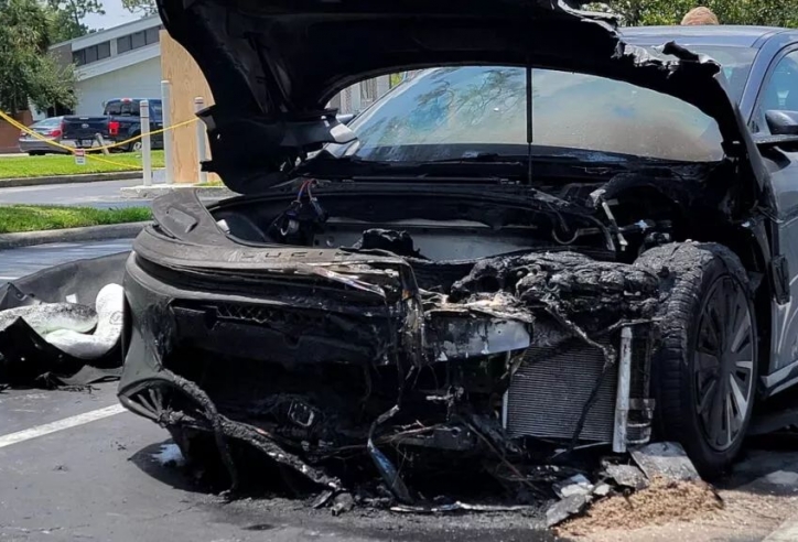 Ô tô điện bất ngờ bốc cháy khi đang đỗ tại sự kiện lái thử
