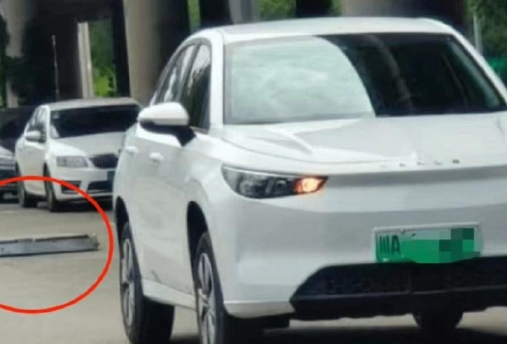 Dở khóc dở cười ô tô điện Trung Quốc đánh rơi cả pin khi đang di chuyển