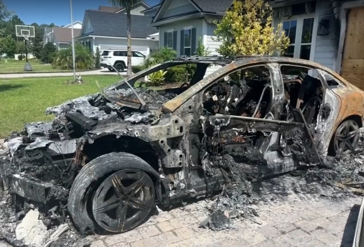 Ô tô điện Mercedes bất ngờ phát nổ, gây hỏa hoạn dù đang không cắm sạc