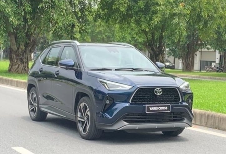 Toyota Yaris Cross 2023 lộ diện ‘không che’ trước thời điểm trình làng khách Việt