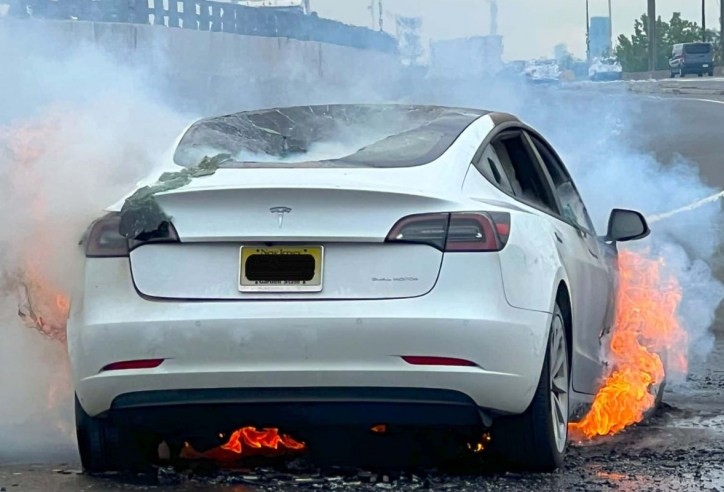 Xe điện Tesla bất ngờ bốc cháy sau khi vấp phải chướng ngại vật trên đường