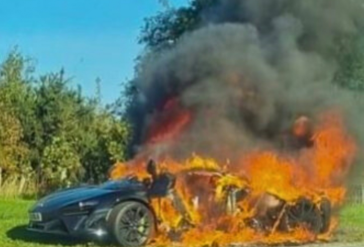 Đã từng ‘lĩnh án’ triệu hồi, siêu xe McLaren được đem bán và cái kết bốc cháy khi đang chạy thử