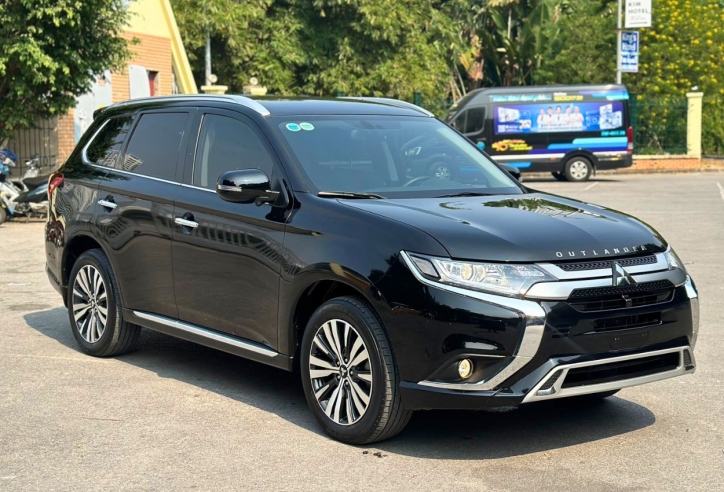 Lăn bánh 1 năm, Mitsubishi Outlander chạy ‘lướt’ xuống giá khó tin