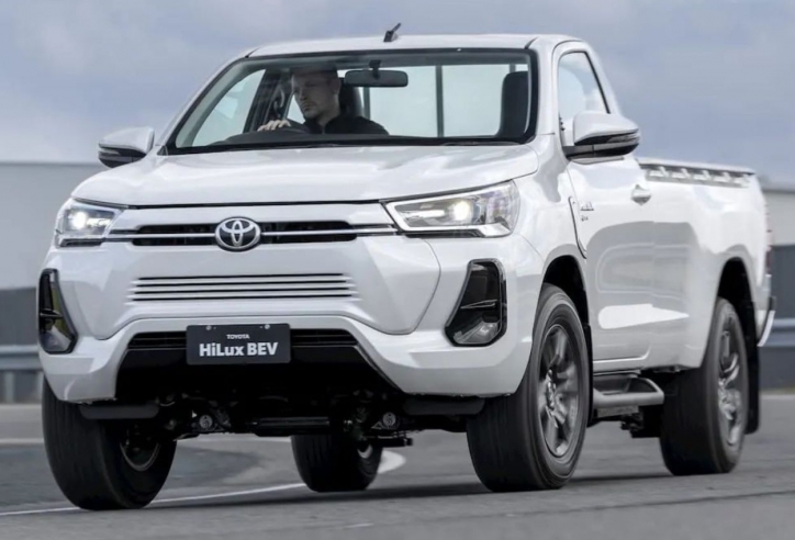 Sếp Toyota tiết lộ bất ngờ về thời điểm ra mắt bán tải Hilux chạy điện