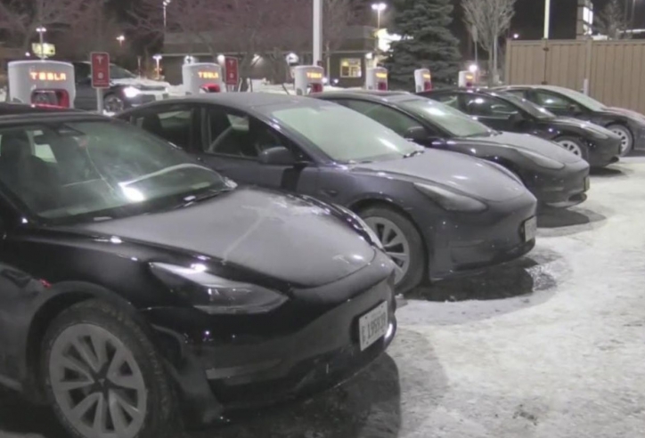 Xe điện Tesla ‘chất đống’ tại trạm sạc trong đợt giá rét kỷ lục ở Mỹ