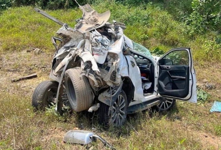 Huế: Ô tô 7 chỗ bị vò nát trong vụ tai nạn liên hoàn khiến 3 người tử vong