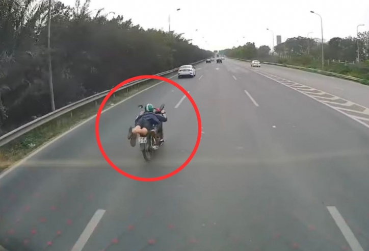 Tài xế ‘làm xiếc’, vừa nằm vừa lái xe máy trên Đại lộ Thăng Long sẽ bị xử lý như thế nào?