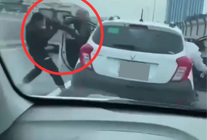 Hà Nội: Hai thanh niên lái xe máy lên đường cấm, ngang nhiên tạt đầu ô tô, hành hung tài xế