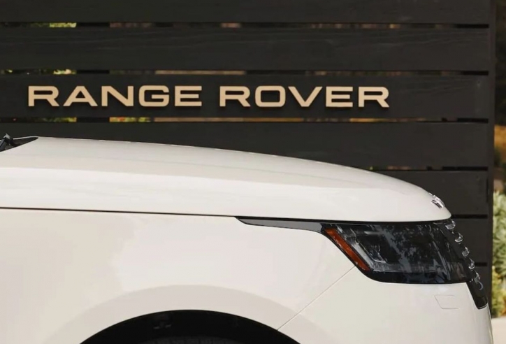 Range Rover Sport sắp ra mắt phiên bản thuần điện, đối đầu Porsche Cayenne?