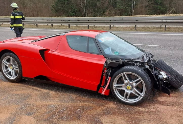 Siêu xe Ferrari Enzo trị giá hơn 4 triệu USD gặp ‘kiếp nạn’ bị nhân viên đại lý tông nát đầu