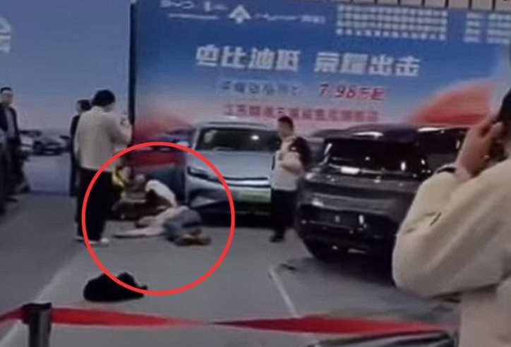 Xe điện Trung Quốc đột ngột lăn bánh, đâm nhiều khách tham quan tại triển lãm ô tô