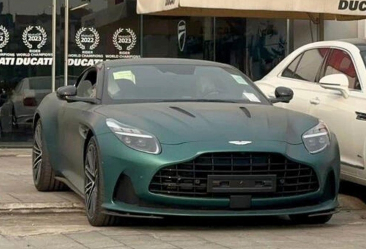 Siêu xe thể thao Aston Martin DB12 lộ diện tại Việt Nam, ngày ra mắt đã cận kề?