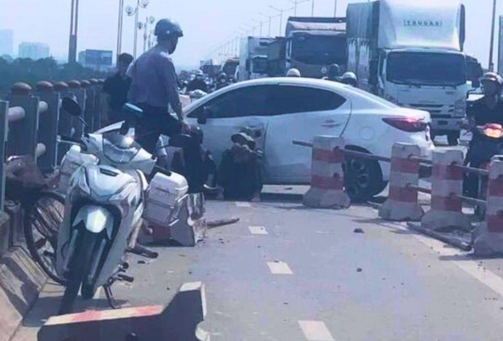 Tai nạn tái diễn trên cầu Thanh Trì: Ô tô nổ lốp đâm dải phân cách, tài xế may mắn thoát hiểm