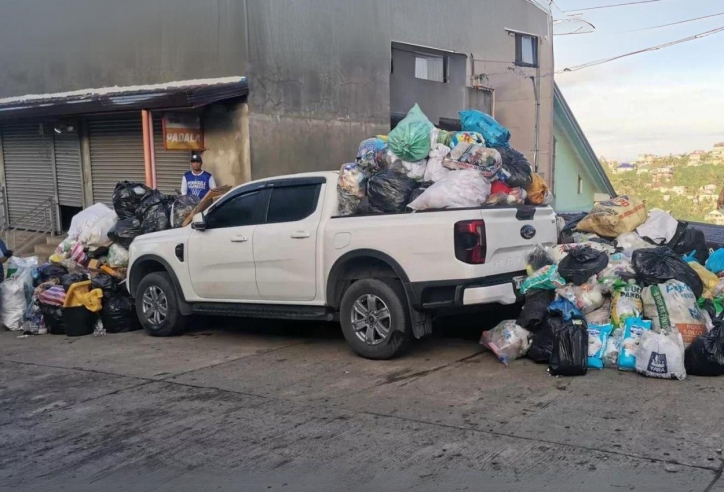 Bán tải Ford Ranger bỗng trở thành ‘xe rác’ vì đỗ không đúng nơi quy định