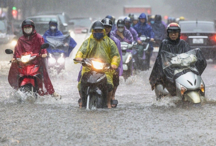 Hà Nội: Đường phố thành 'sông’ sau mưa lớn, người dân hối hả lội nước đi làm