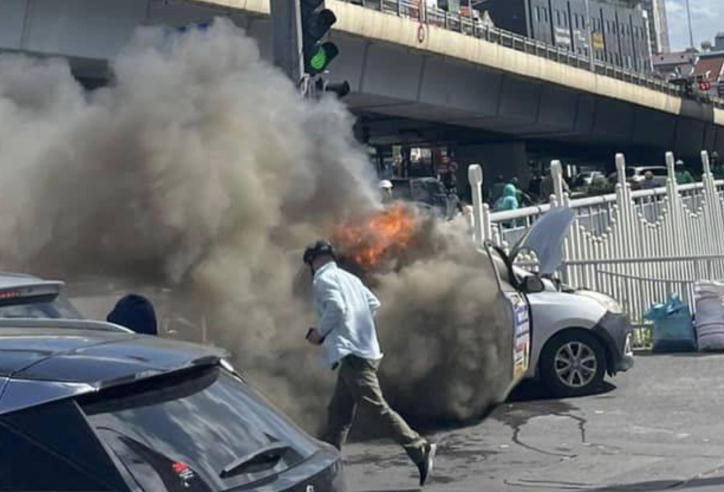 Hà Nội: Xe taxi bất ngờ bốc cháy giữa ngã tư Láng - Nguyễn Chí Thanh
