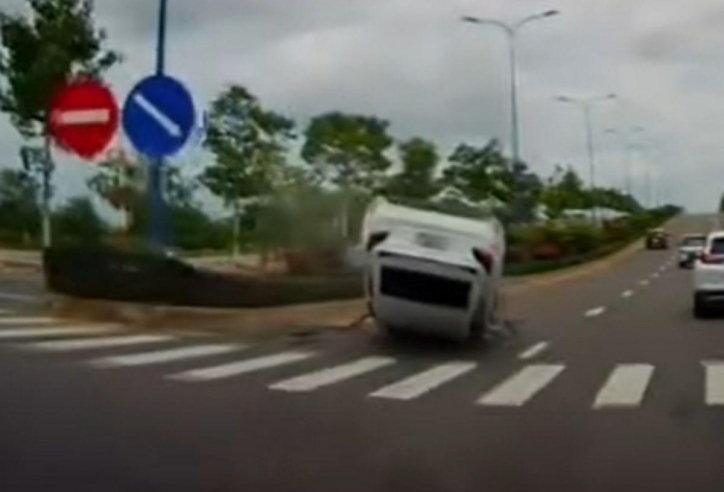 Bình Thuận: Tự đâm vào dải phân cách, ô tô con nằm ‘phơi bụng’ giữa đường