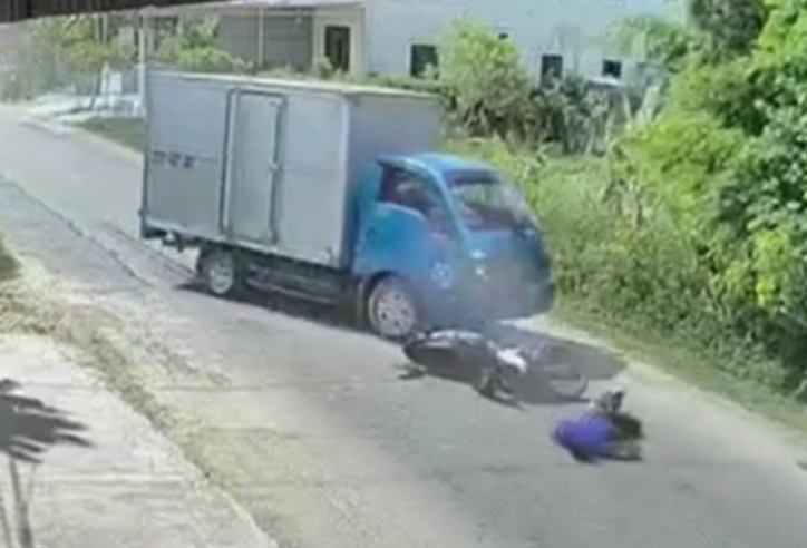 Di chuyển thiếu quan sát, tài xế xe máy tông trực diện vào đầu xe tải