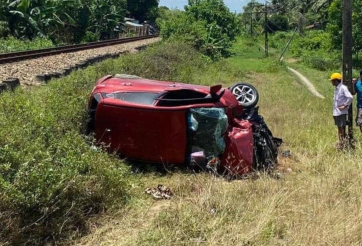 Quảng Nam: Ô tô con bị tàu hỏa đâm biến dạng, tài xế may mắn thoát nạn