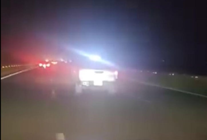 Phẫn nộ với ô tô gắn đèn sai quy định, làm chói mắt xe đi sau trên cao tốc Pháp Vân - Cầu Giẽ