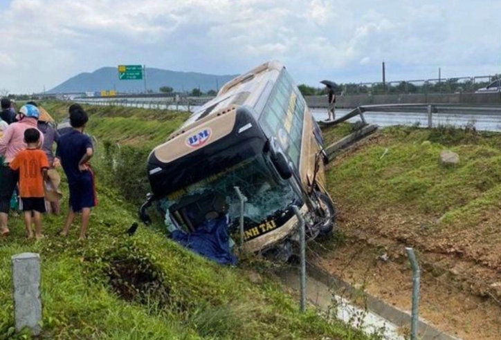 Bình Thuận: Ô tô khách lao thẳng xuống rãnh thoát nước sau tai nạn trên cao tốc