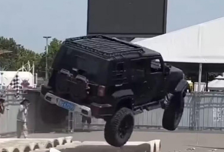SUV Trung Quốc biểu diễn off-road ‘quá đà’, suýt lao vào đám đông người xem
