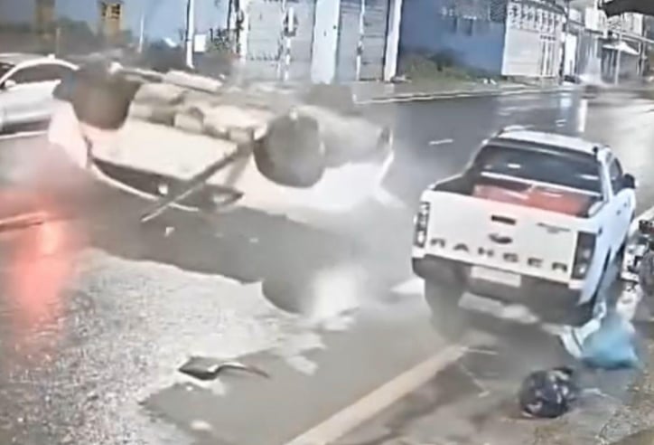 Lâm Đồng: SUV bất ngờ tông đuôi xe bán tải, nằm ‘ngửa bụng’ giữa đường