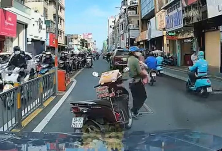 TP.HCM: Đi ngược chiều nhưng bị chặn, tài xế xe máy ‘giận dỗi’ bỏ xe trước đầu ô tô